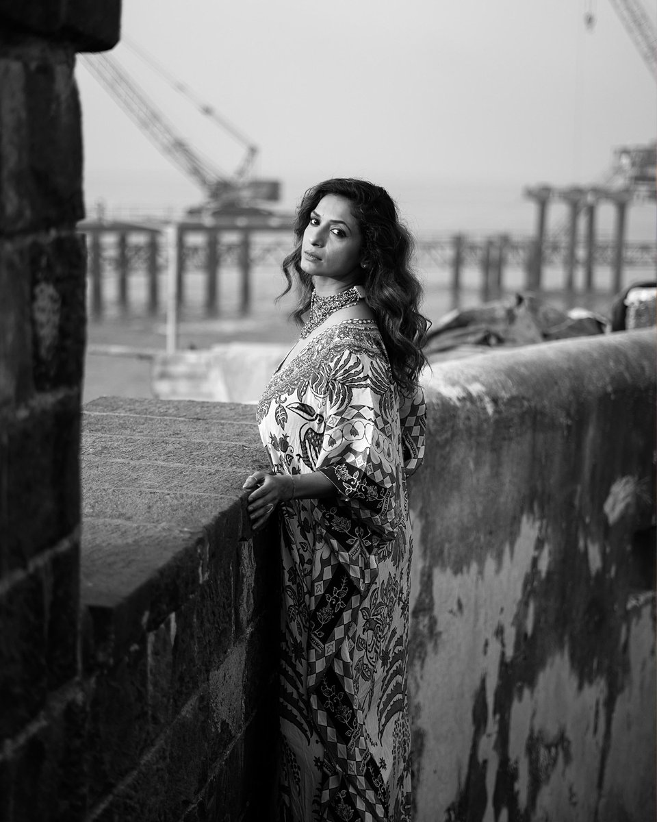 sandhyashetty's tweet image. I sit where the sea is silent and memories come like tides, slow, aching and beautiful in their return but never really meant to stay with me.

#SandhyaShetty #NoFear #ElegantWoman #BeautyWithStrength #IndianActor

[Sandhya Shetty, Supermodel Look, Indian Actor, Fierce Woman]