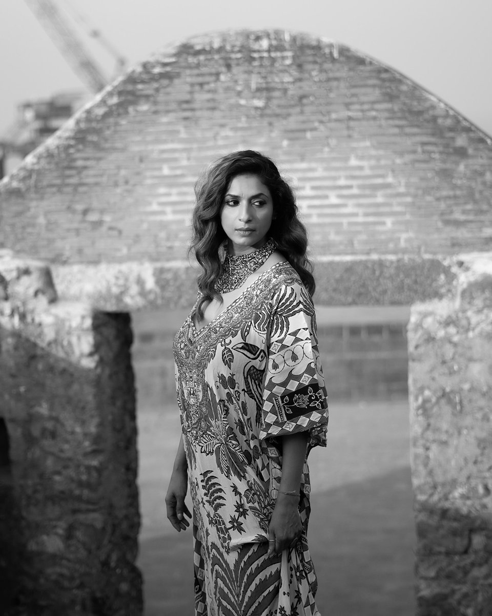 sandhyashetty's tweet image. I sit where the sea is silent and memories come like tides, slow, aching and beautiful in their return but never really meant to stay with me.

#SandhyaShetty #NoFear #ElegantWoman #BeautyWithStrength #IndianActor

[Sandhya Shetty, Supermodel Look, Indian Actor, Fierce Woman]