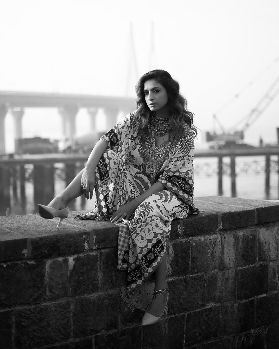 sandhyashetty's tweet image. I sit where the sea is silent and memories come like tides, slow, aching and beautiful in their return but never really meant to stay with me.

#SandhyaShetty #NoFear #ElegantWoman #BeautyWithStrength #IndianActor

[Sandhya Shetty, Supermodel Look, Indian Actor, Fierce Woman]