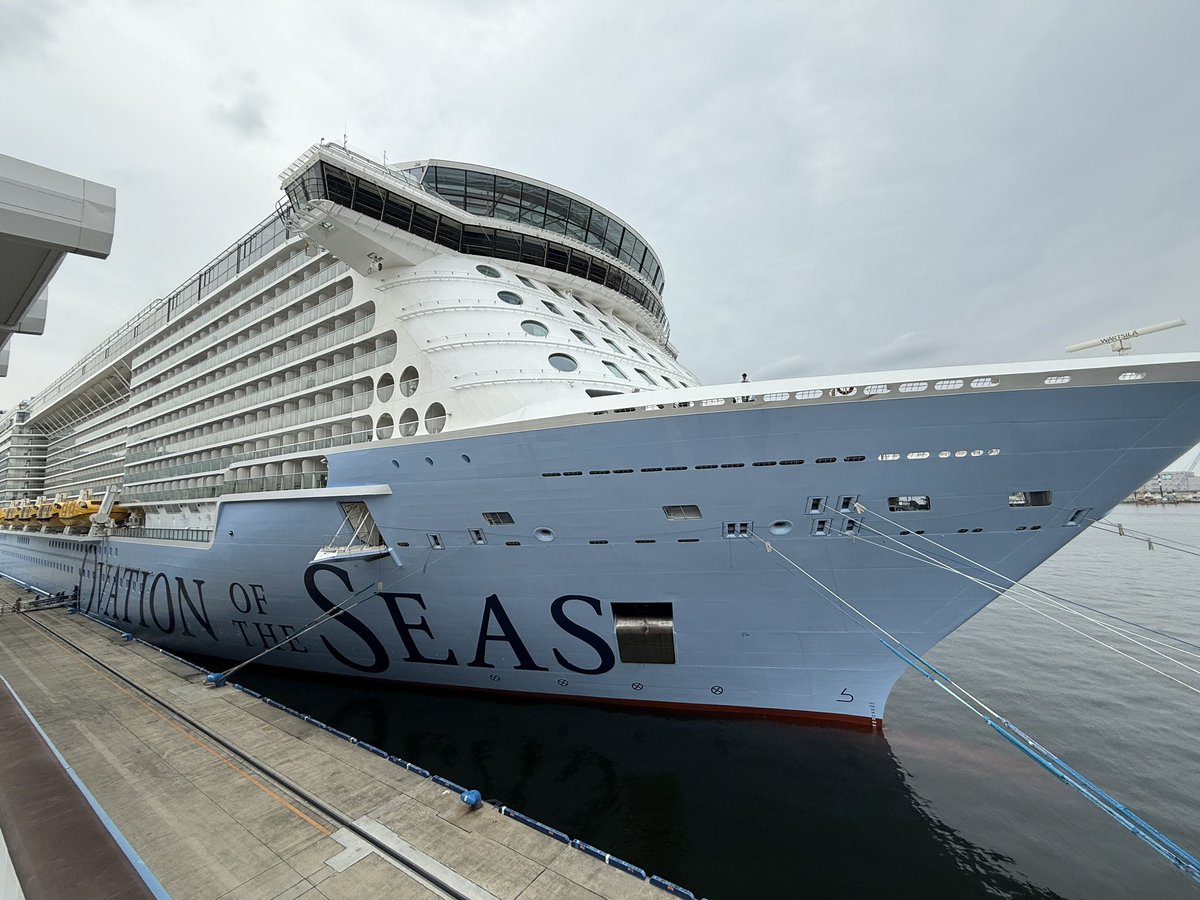 shinchan_khmn's tweet photo. 「OVATION OF THE SEAS」撮りにきた🛳️
大阪港には入港した事があって
撮りに行ったけど
神戸港には今回が初入港との事⚓️
夜勤明けをおして撮りに来てよかった😁
#OVATIONOFTHESEAS
#オベーション・オブ・ザ・シーズ
#神戸港 https://t.co/n9eXgi6BJZ