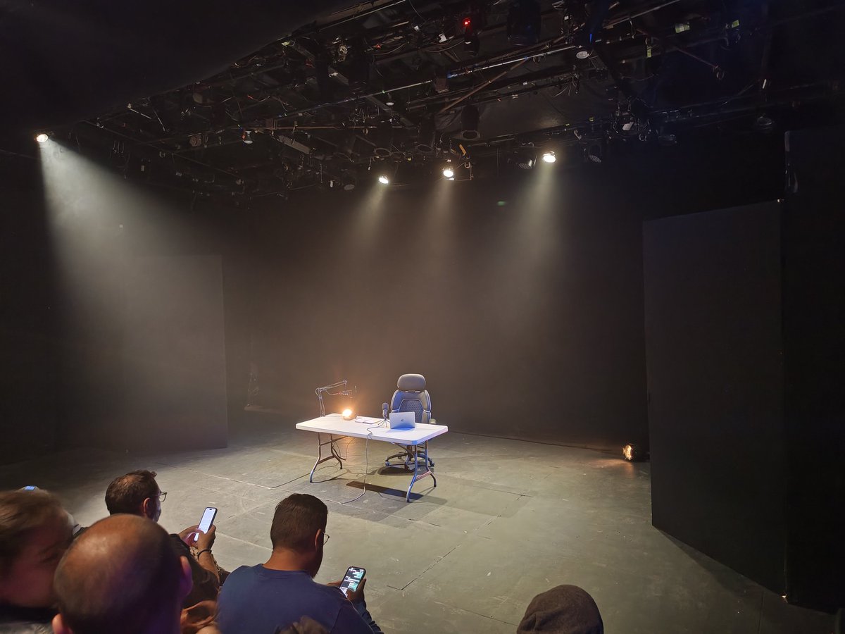 tusitwitt's tweet photo. @edresenateatro Muchas gracias por las cortesías, muy interesante la obra, te mantiene todo el tiempo atento y en suspenso, gran interpretación del actor, la recomiendo definitivamente... https://t.co/AlmLB31oPE