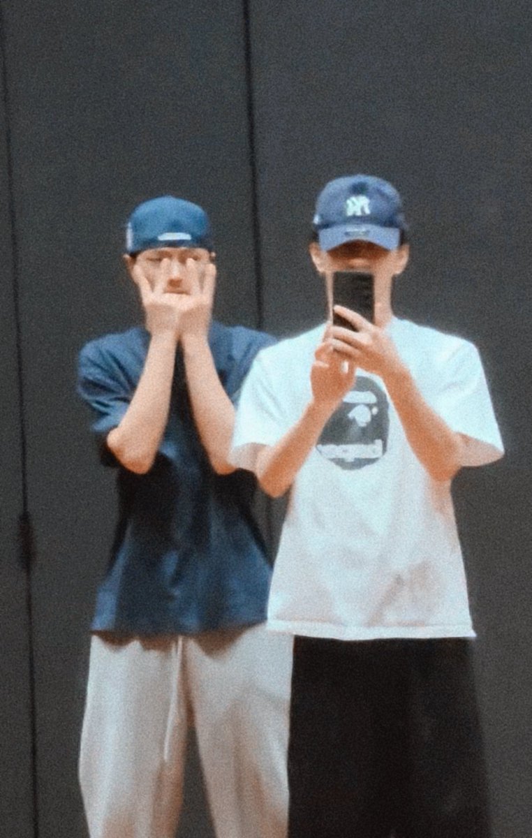 j —⋆⋆ tweet media