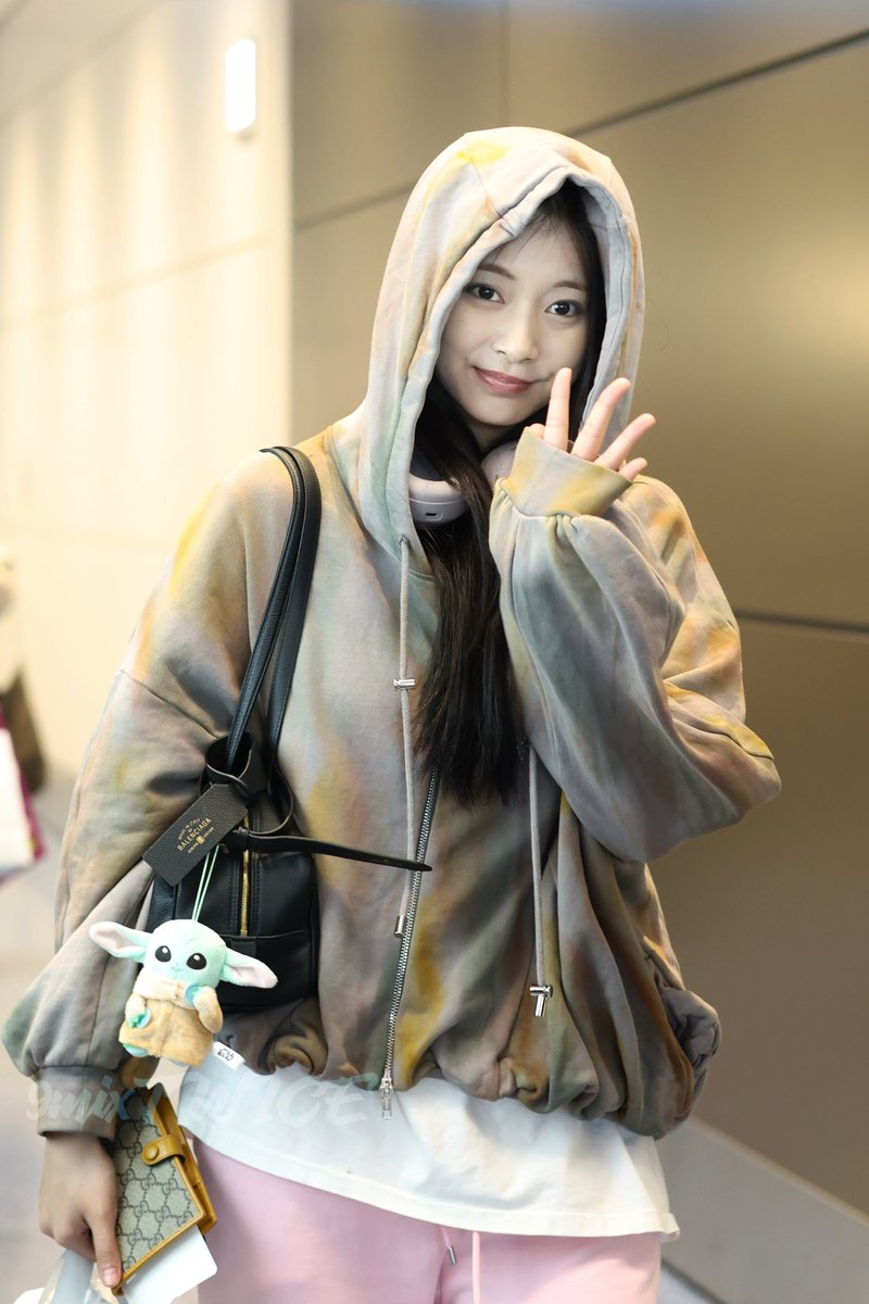 9mixTWICE's tweet photo. 260429 HND 

너무귀여워☺️고마워💙

#트와이스 #TWICE #쯔위 #Tzuyu https://t.co/esdkYJT5Fk