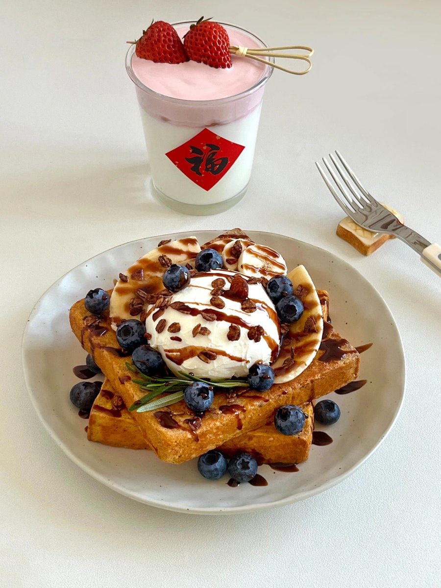 Alien02012281's tweet image. Sunny morning = fresh berries + warm toast  Grinning over every bite! #BreakfastVibes #FreshEats
