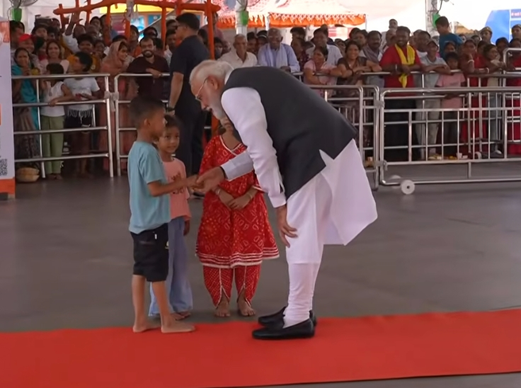 airnews_lucknow's tweet photo. काशी विश्वनाथ मंदिर में उमड़ी भीड़ के बीच प्रधानमंत्री
@narendramodi का छोटे बच्चों से स्नेहिल संवाद
#Varanasi #KashiVishwanath #PMModiinUP https://t.co/QPZcSWTSvk
