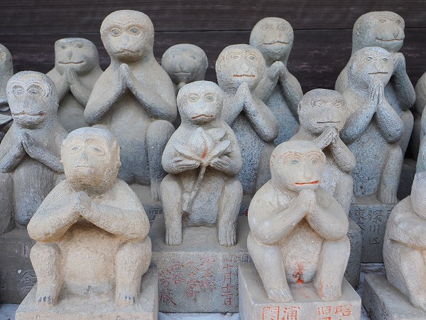 埼玉県鴻巣市周辺には安産を願ってM字開脚で局部を赤く塗った猿の石像が奉納されています。今回、その実態を調査して参りました。【珍寺大道場　日枝神社モンキーウオッチング/埼玉県】chindera.com/saitama-monkey…