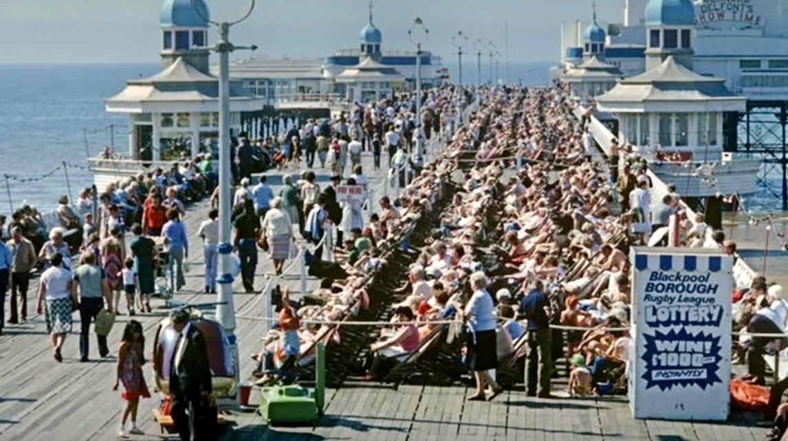 NowtbutaLad's tweet image. Holidaymakers on the North Pier at #Blackpool on the Fylde Coast in #Lancashire, 1976 [ pic Paul Anderson]. @visitBlackpool @BPL_North @VisitLancashire @visitfyldecoast