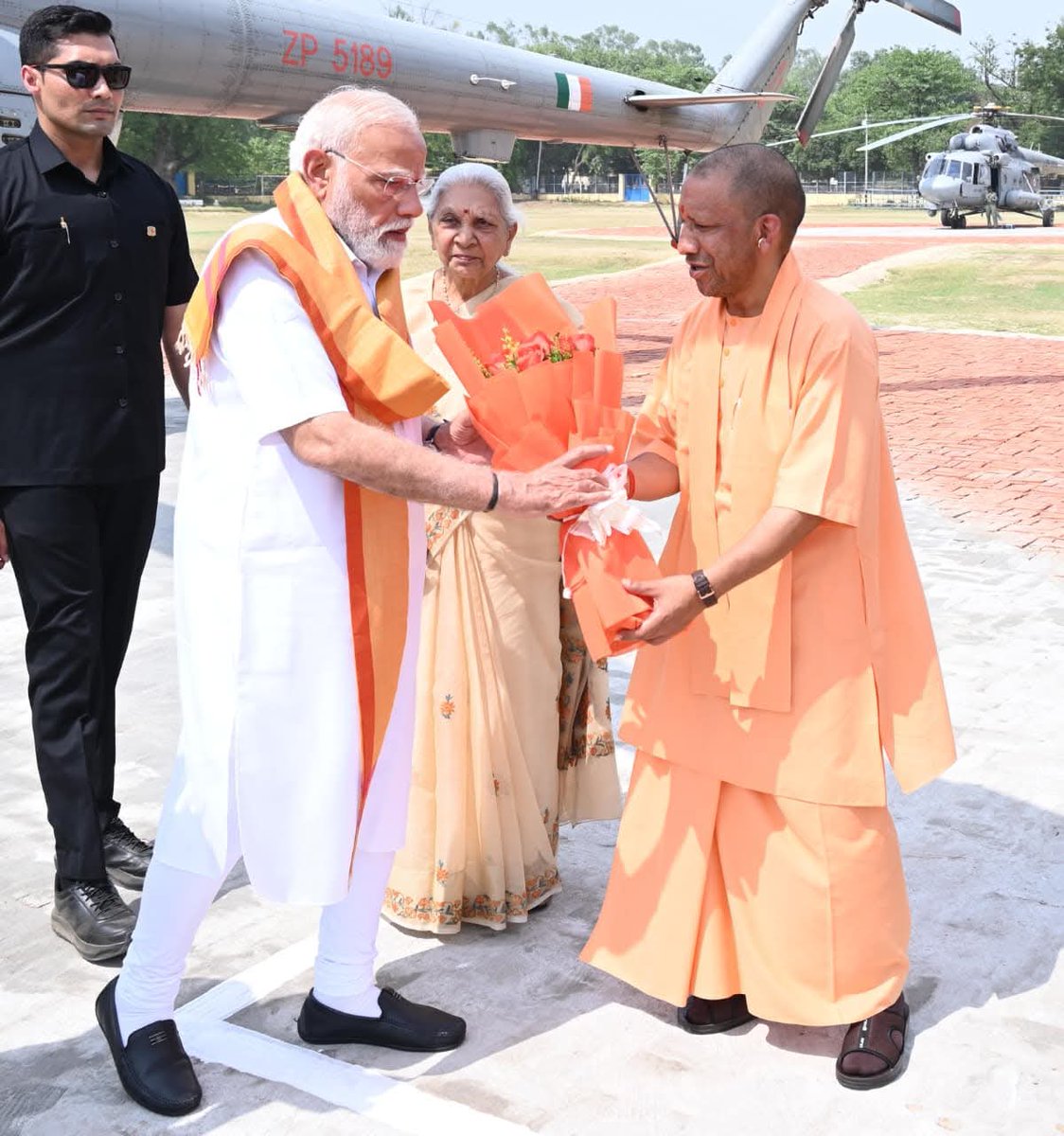 गुरुर्ब्रह्मा गुरुर्विष्णुः गुरुर्देवो महेश्वरः
गुरुः साक्षात्‌ परब्रह्म तस्मै श्री गुरवे नमः
#ॐ_श्री_गुरु_देवाय_नमः
<a href="/myogiadityanath/">Yogi Adityanath</a>