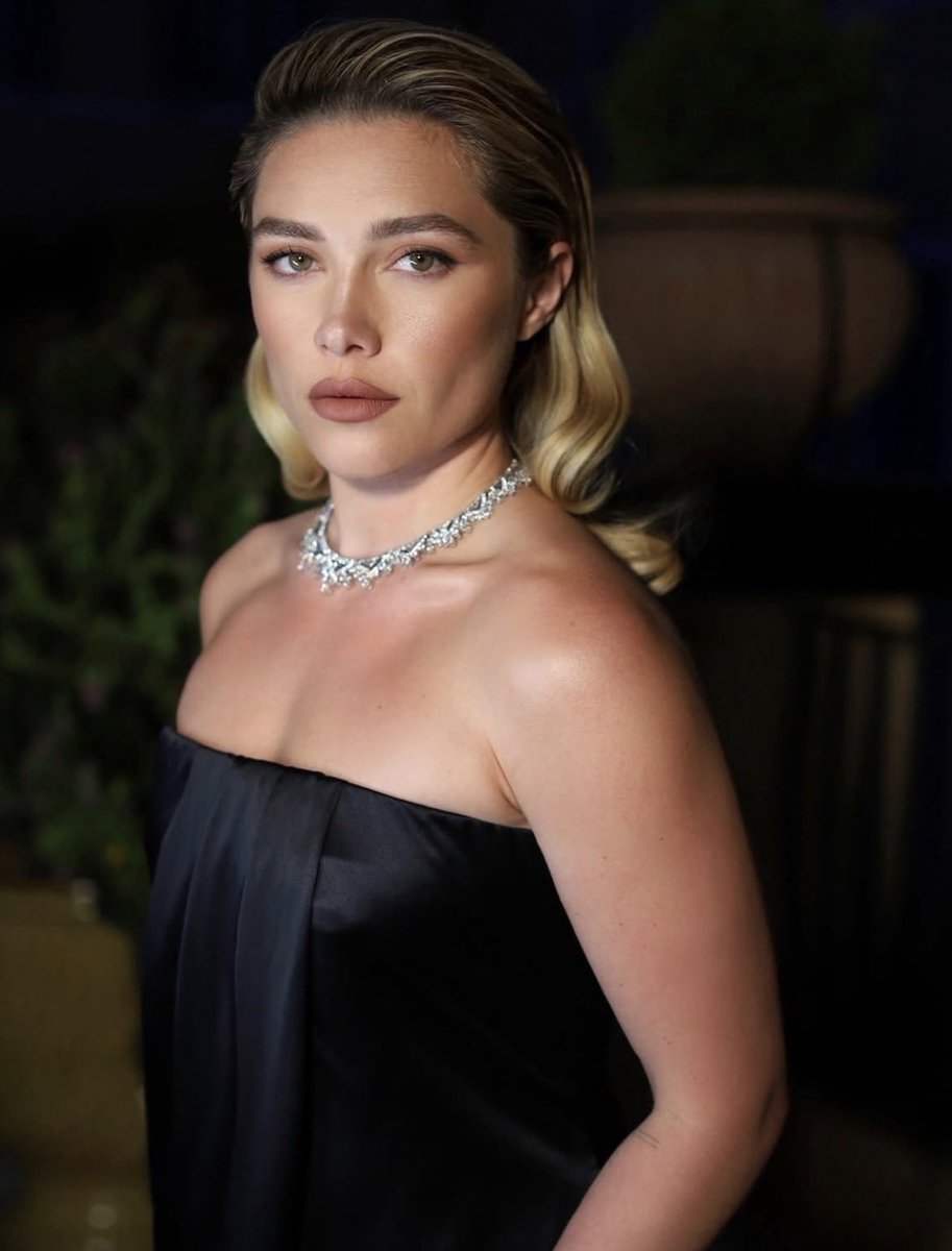 marvel_updat3s's tweet photo. Florence Pugh in newly shared photo. https://t.co/VfLyQPlyrJ