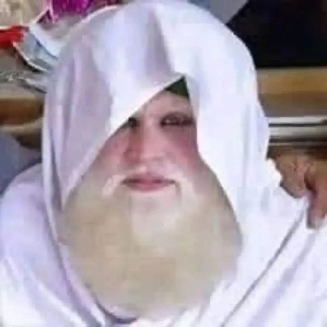 BEN SENİN SEVABINIM! 
Nur yüzlü ihtiyar bir adam şeyh edasıyla kuyumcuya girdi. Kuyumcu saygıyla karşıladı.
İhtiyar dedi ki:
 - Ben senin sevabınım..!
Kuyumcu güldü ve alaycı bir şekilde:
 - "Pırıl pırıl bir yüzün olduğu doğru, ama bir sevabın böyle görüneceğini hiç