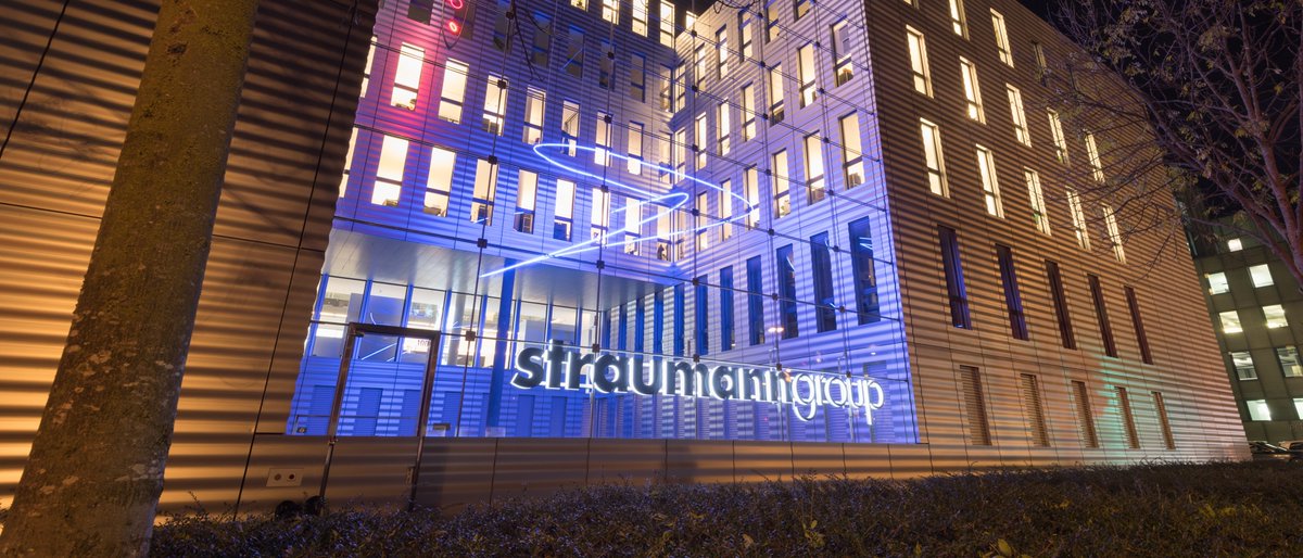 Moneycab's tweet image. #Straumann ist in den ersten drei Monaten 2026 stärker gewachsen als erwartet. Dabei lief das Geschäft mit #Zahnimplantaten vor allem in Regionen wie EMEA besonders gut. Den Ausblick bestätigt der Konzern. moneycab.com/schweiz/straum…
