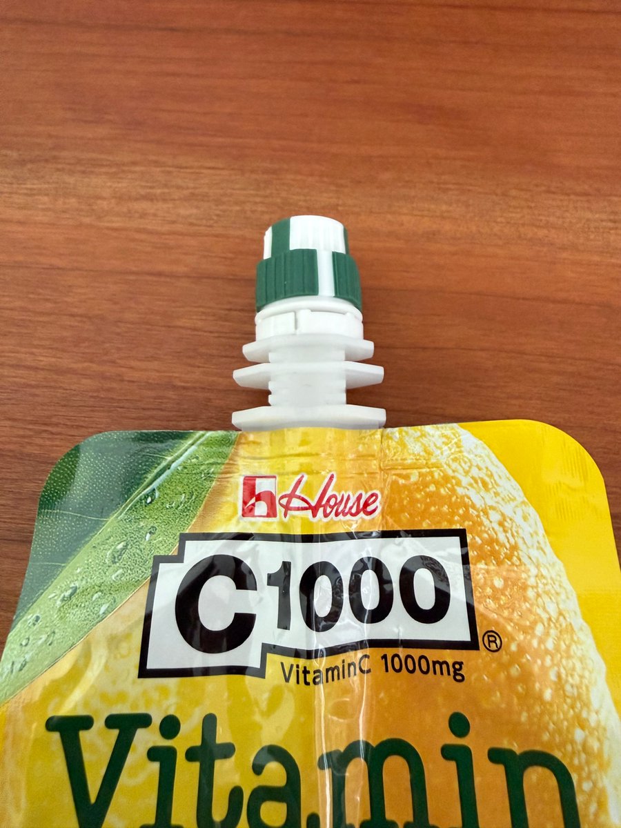vesimelon's tweet photo. ハウス食品のゼリー飲料ですが、持ち手の一部がゴムっぽくなってて回しやすくなっている。こういう気遣いは日本メーカーらしくて好き。 https://t.co/qd8IGgIdxE