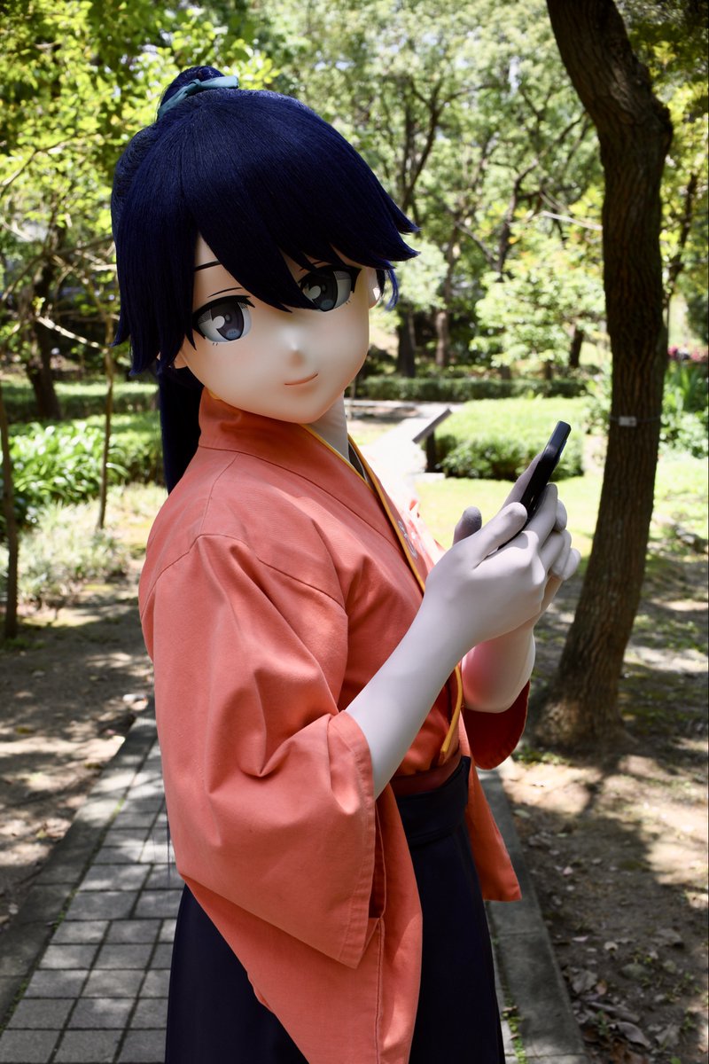 Mokushika's tweet photo. 今日は昭和の日ですね。

昭和の人、
片手で卵を割れる、
両手で電話を持つ。

令和の人は逆らしいです。

ス マ 鳳 、
どっちでも対応可能。

✨
@PoofFish 
@ikazuchi_kig 
@Tukimi_Dango823 https://t.co/SfSquHJegC
