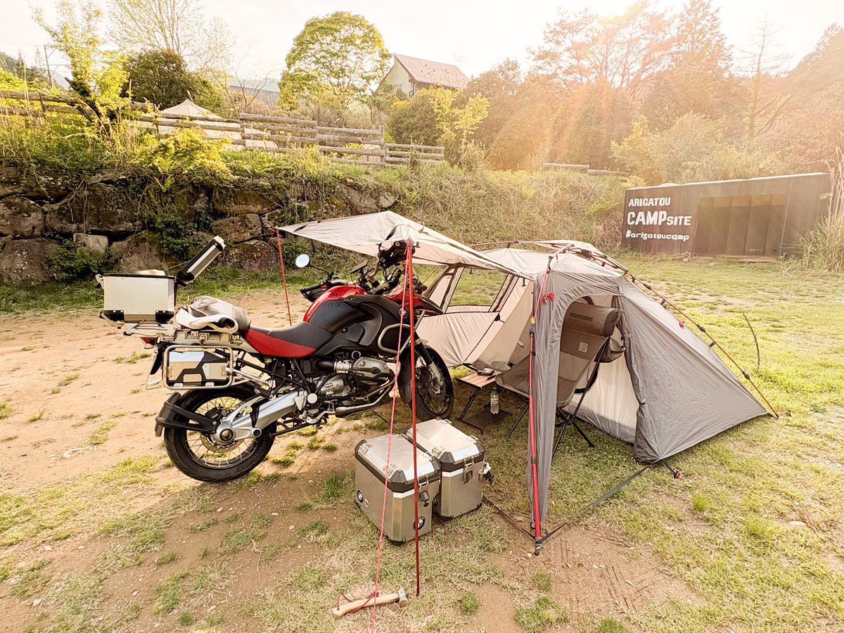 campneko's tweet photo. ソロキャンプでテントを新調した。バイクが夜露に濡れないのいいやん、と思ってDoDのライダーズバイクインテントにしたけど、サイズ感全く合わず残念な結果に。2枚目みたいにしたかったけど、頭しか入ってない。 https://t.co/MlrSBaoA5K
