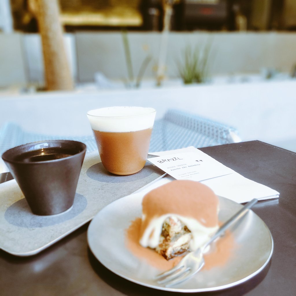 KURO | モノトーンカフェ東京 | 静寂の手前 tweet media