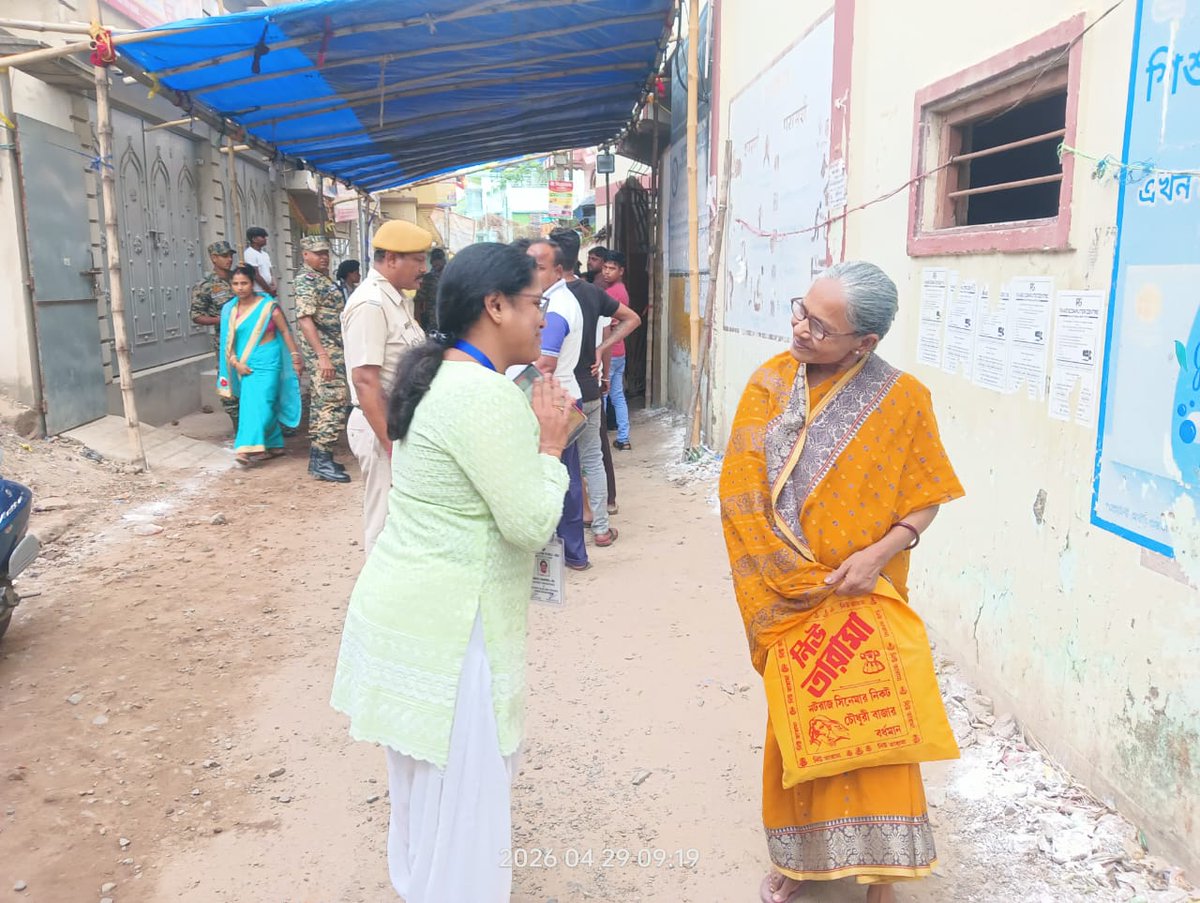 CEOWestBengal's tweet image. DEO Purba Bardhaman visiting &amp;amp; interacting with electors at various booths in Bardhaman Dakshin AC of Purba Bardhaman district of West Bengal.
#WBLA2026 #Phase2
@ECISVEEP
@SpokespersonECI
@PIBKolkata 
@airnews_kolkata
@PurbaSveep