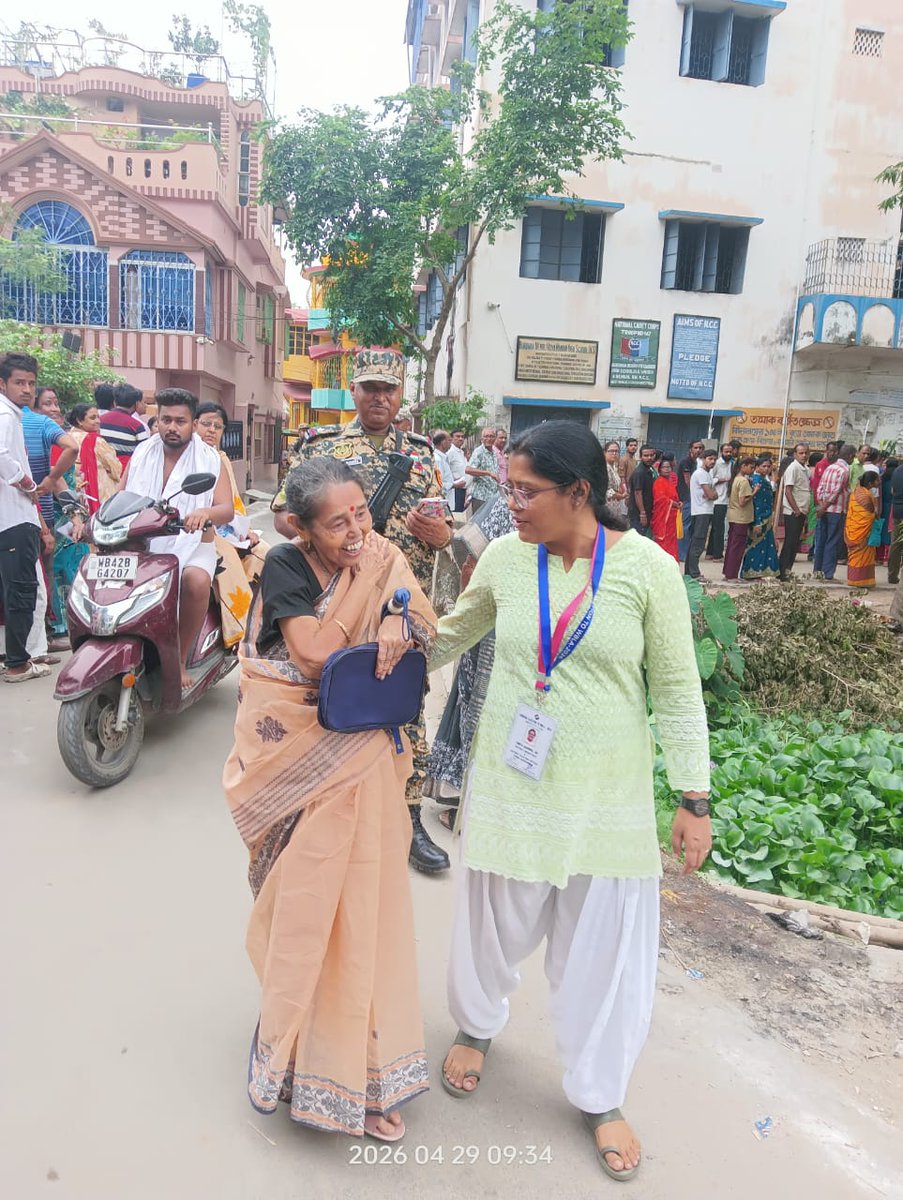 CEOWestBengal's tweet image. DEO Purba Bardhaman visiting &amp;amp; interacting with electors at various booths in Bardhaman Dakshin AC of Purba Bardhaman district of West Bengal.
#WBLA2026 #Phase2
@ECISVEEP
@SpokespersonECI
@PIBKolkata 
@airnews_kolkata
@PurbaSveep