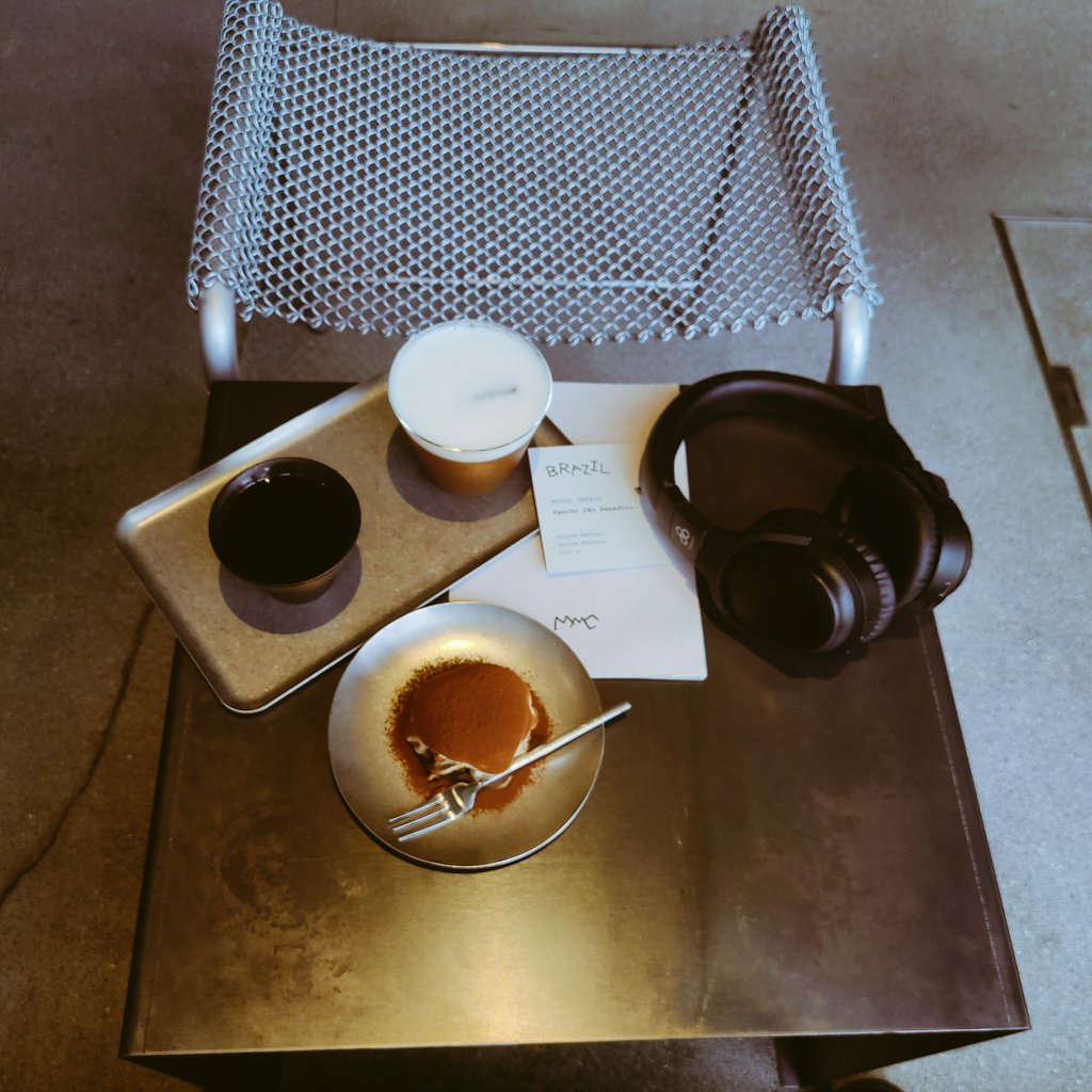 KURO | モノトーンカフェ東京 | 静寂の手前 tweet media