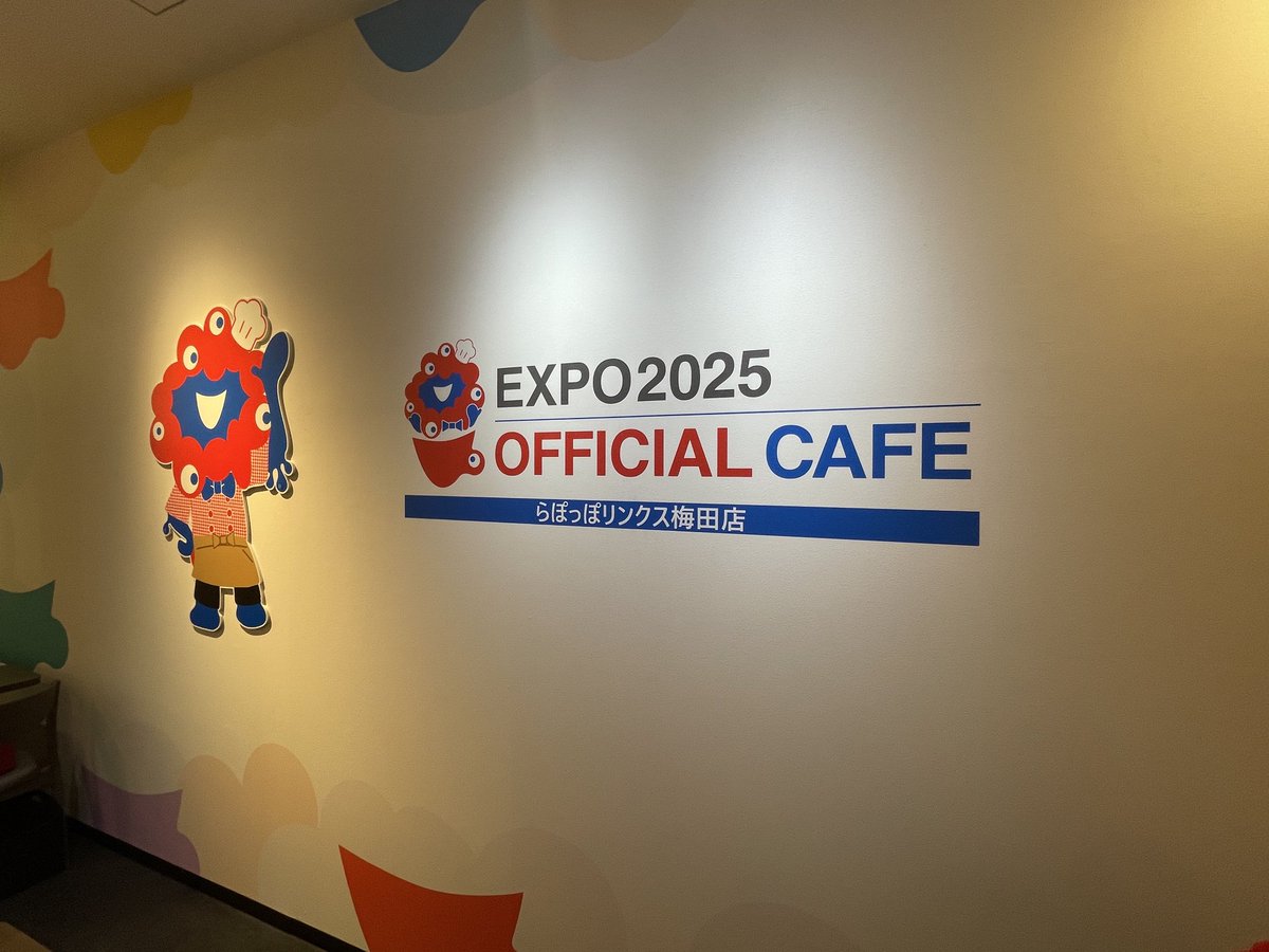 hotel_sunplaza's tweet image. リンクス梅田にミャクミャクカフェが期間限定オープンっ✨

万博会場で大人気だった「ミャクミャク焼き」や、色鮮やかな「ミャクミャクカラーのソフトクリーム」が楽しめちゃう🍦👀

店内も装飾いっぱいでワクワクが止まらない〜！🌈10/31までの期間限定だから、早めにチェックしてね🏃💨

#EXPO