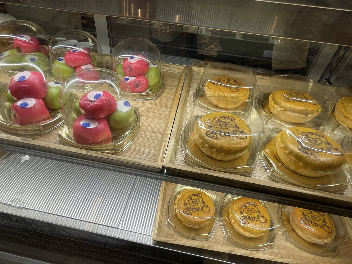 hotel_sunplaza's tweet image. リンクス梅田にミャクミャクカフェが期間限定オープンっ✨

万博会場で大人気だった「ミャクミャク焼き」や、色鮮やかな「ミャクミャクカラーのソフトクリーム」が楽しめちゃう🍦👀

店内も装飾いっぱいでワクワクが止まらない〜！🌈10/31までの期間限定だから、早めにチェックしてね🏃💨

#EXPO
