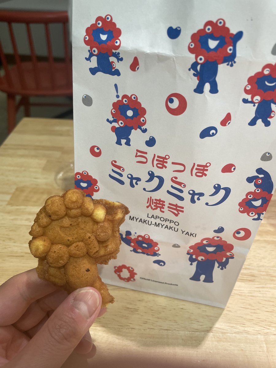 hotel_sunplaza's tweet image. リンクス梅田にミャクミャクカフェが期間限定オープンっ✨

万博会場で大人気だった「ミャクミャク焼き」や、色鮮やかな「ミャクミャクカラーのソフトクリーム」が楽しめちゃう🍦👀

店内も装飾いっぱいでワクワクが止まらない〜！🌈10/31までの期間限定だから、早めにチェックしてね🏃💨

#EXPO