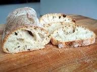 loafplug's tweet image. Did you know the Ancient Egyptians discovered leavened bread by accident? Wild yeast landed on dough left out and they ran with it. They perfected the art so well that bread became their currency.

#BreadBoss #BakeryLife #DidYouKnow #FoodHistory #Bread