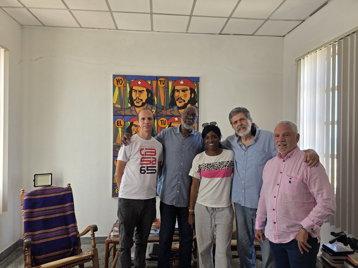 En la <a href="/CasAmericas/">Casa de las Américas</a>, c/Jaime, Humberto el Negro, la hija d Humberto y el amigo Cáceres. El gran pintor pinareño está organizando c/ Jaime una muestra d arte d la comunidad ojiwba en ntro coloquio d culturas indígenas. #noalacolonizacióncultural #NoAlFascismo #NoAlRacismo