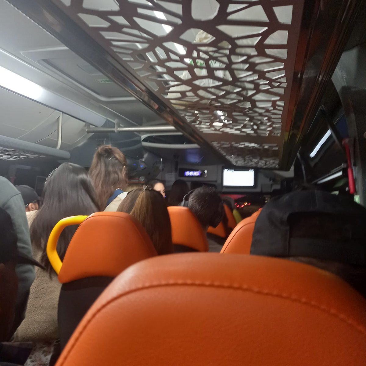 mrayaperez's tweet photo. @MoventisInfo el problema persisteix i s'agreuja. Bus 6.05 e11.1 ple a vessar tota la setmana i l'e11.2 no para a plaça Granollers tot i la cua de gent. @gencat @3CatInfo cal una solució JA. És perillós @DBotePaz https://t.co/Dxhp4MK1gk