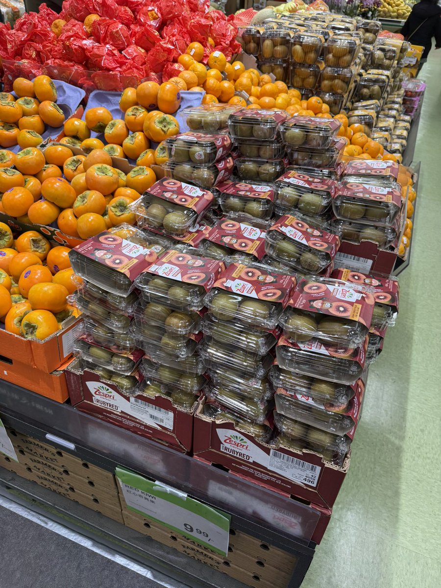 hiro_vegetable's tweet photo. バンクーバーのスーパー来たらゼスプリのルビーレッドが入り口すぐのところにがっつり売られてて嬉しいの巻。みんなルビーレッドの美味しさ知ってくれ〜！ https://t.co/Qjp7lVGYNy