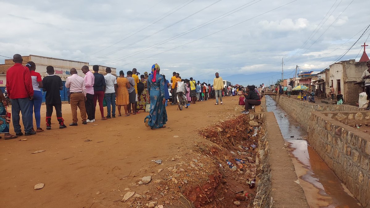 BurundiEco's tweet image. A Bujumbura, se déplacer devient un véritable parcours du combattant. Pénurie de #carburant, bus rares et files d’attente interminables : matin et soir, les usagers doivent faire preuve d’une patience extrême.
@MielsBurundi #Burundi #Transport