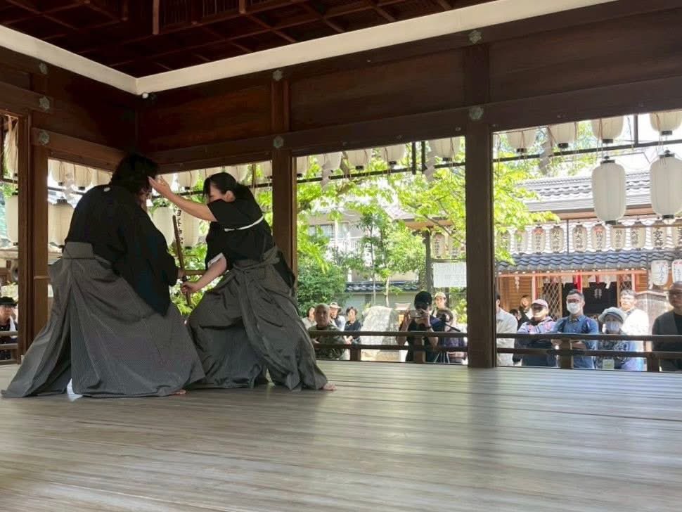 Hyoho_Taisharyu's tweet photo. 《5月前半 演武のお知らせ》
◯5月3日(日祝) 
　『出雲大神宮奉納演武』
　場所：京都 出雲大神宮 神楽殿

◯5月4日(月祝)
　『下鴨神社奉納古武道大会』
　場所：京都 下鴨神社 舞殿

◯5月5日(火祝)
　『白峯神宮奉納古武道大会』
　場所：京都 白峯神宮 神楽殿

ぜひご来場くださいませ。 https://t.co/XVPHpYKuj7