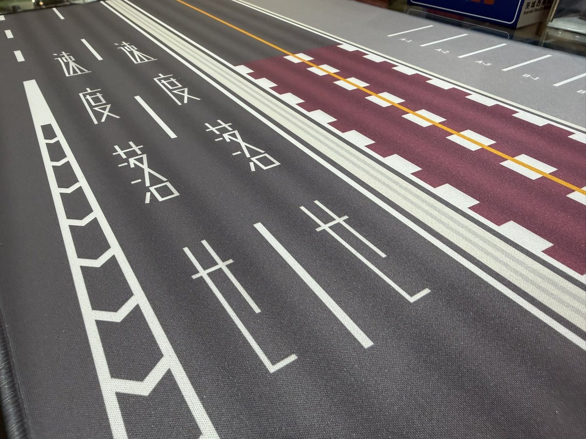 littlelegard's tweet photo. ASPEDAのジオラママットです。今回は高速道路（速度落とせ）バージョンです✨※ミニカーはディスプレイ参考です。税込4400円

https://t.co/iT0Lfsk8Me https://t.co/w9vTZX9HAB