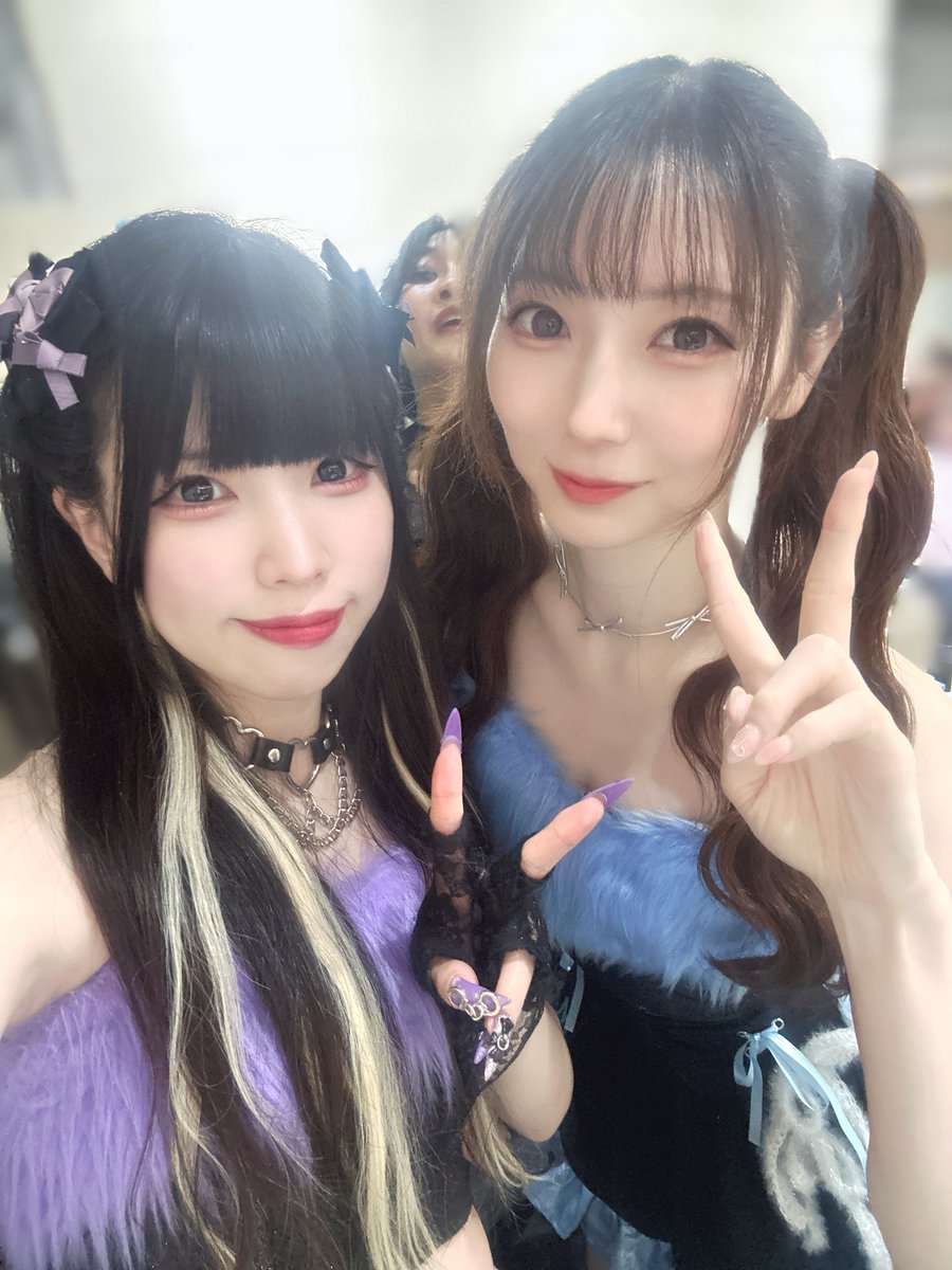 royaldoll0213's tweet photo. 文京HEADPOWERにて岸梨菜花生誕祭2026ありがとうございました👑
今回はばっちり生歌で全力パフォーマンスさせていただきました💜🩵
めちゃ盛り上がって嬉しかったよー！
来てくれたみんなありがとう✨
写真に映り込む水葵綺乃🤣

次回のろいどるは5/1(金)渋谷MALCOLMです🎤 https://t.co/es1AATNu2z