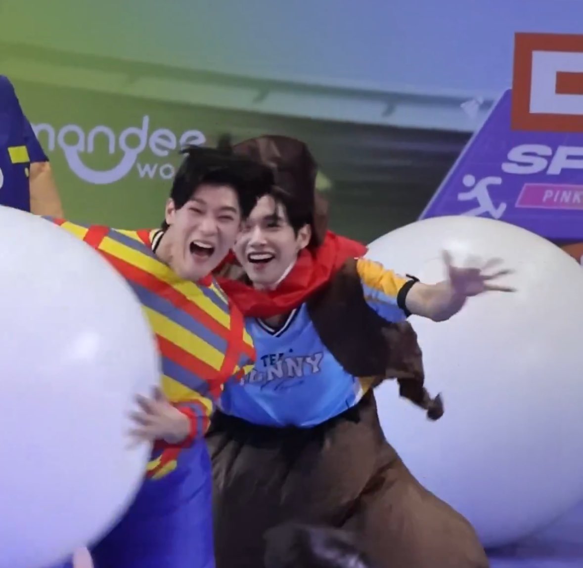 kimmyso__'s tweet image. was editing and this got me laughing. My two sillies

#JimmyOhm