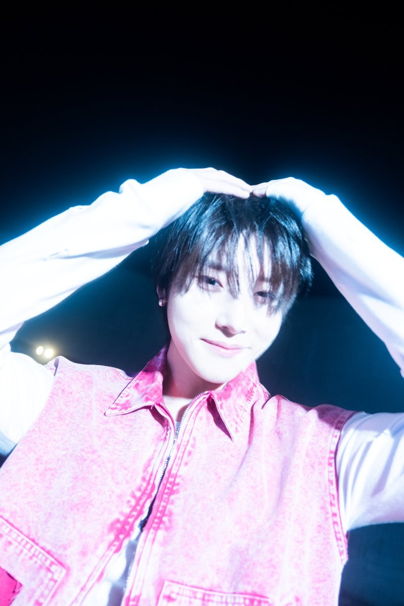 jinueok's tweet photo. Keeping it radiant beneath the moonlit sky, this second concept photo is brighter (figuratively and literally) than the first one. ✨ That’s how you know something cool’s coming up. https://t.co/3h9cZ0qDWw