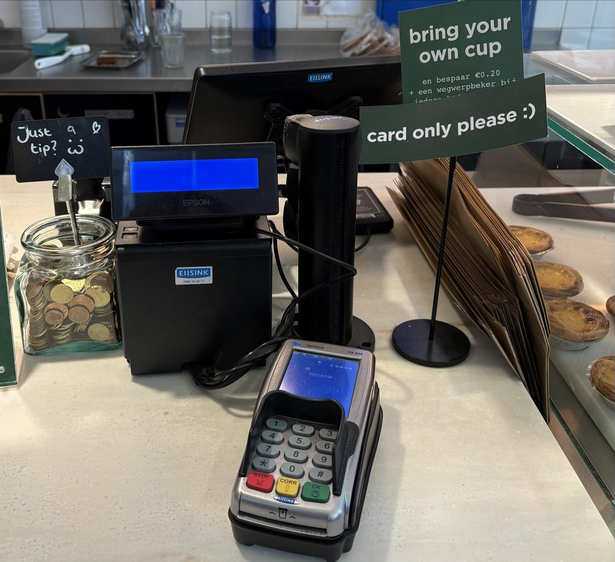 katinkagemesi's tweet photo. Goedemorgen ☕️ is heerlijk bij Coffeecompany. Je moet alleen betalen met pas en fooien met cash 🤯🤣 https://t.co/xlOm7vUpb1