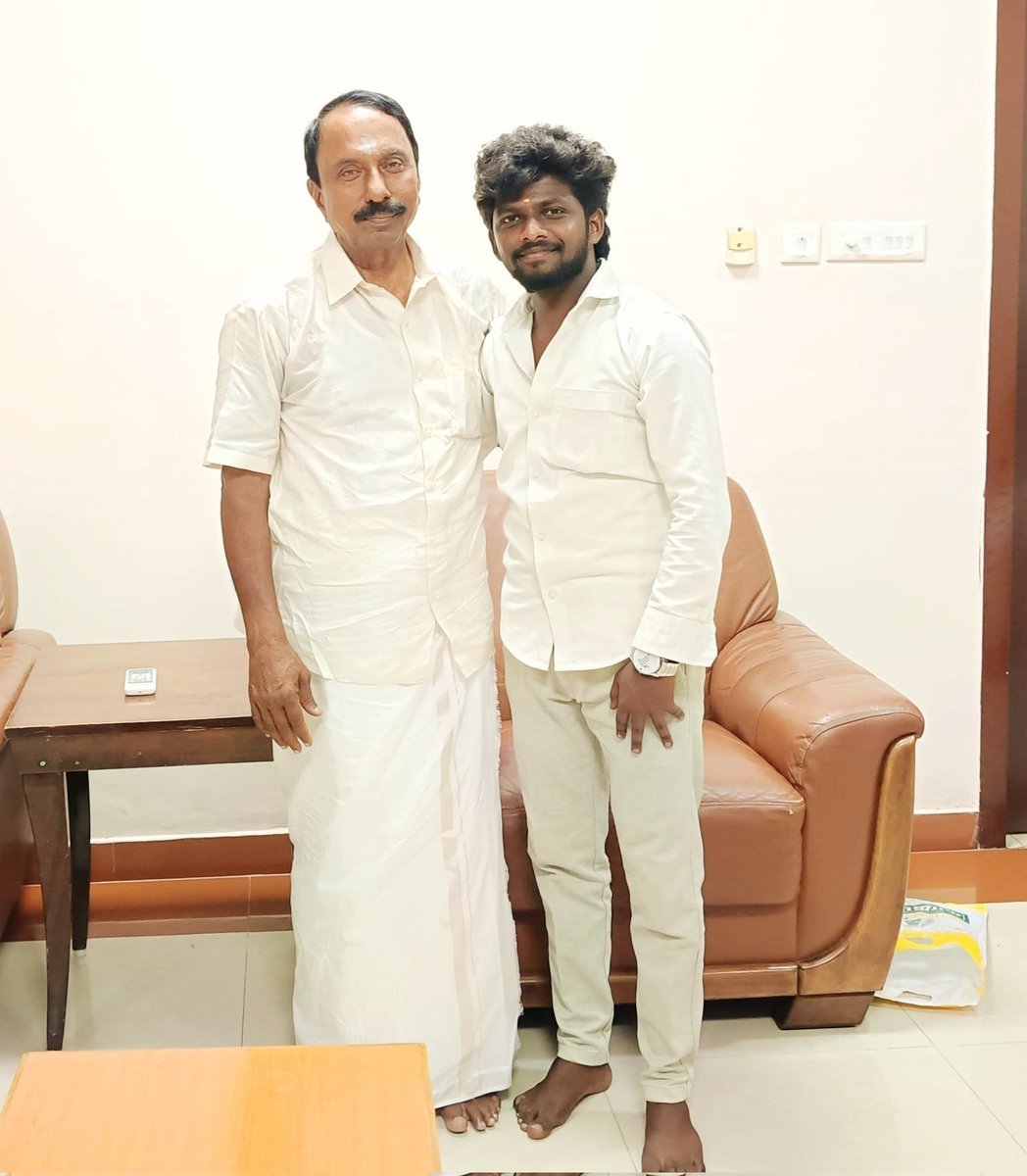 DancerLogii's tweet photo. #Thalapathy🙏🙇‍♂
தலைவர் @TVKVijayHQ🤗😘

🙏நேற்று நம் பழனி சட்டமன்ற தொகுதிக்கு வருகை தந்த நம் கொங்குமண்டல 🦁சிங்கம் (K.A.செங்கோட்டையன்)ஐயா-வை சந்தித்து மனம் நிறைந்த மகிழ்ச்சி அளிக்கும் வார்த்தைகளுடன் ஓர் புகைப்படம்....😉🔥⚡
#வெற்றி நிச்சம்✊🏻🇪🇸🏛️
#May4th💣💥🇪🇸 https://t.co/wl8YrjuYco