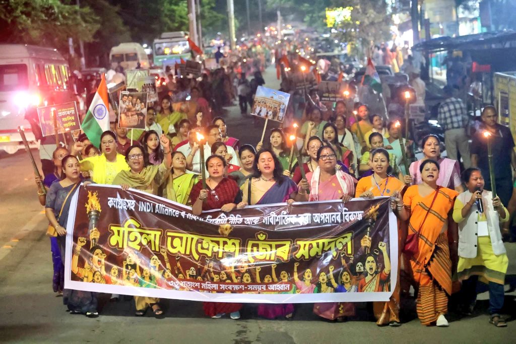 monikadas00's tweet photo. The #NariShakti ferocious today. Guwahati streets against the anti-women policies of the Congress-led INDI Alliance. 
Honoured to be present along with state leaders of BJP. 
#MahilaVirodhiCongress
#AntiWomenAlliance 
@himantabiswa 
@AmitShah 
@narendramodi 
@DilipSaikia4Bjp https://t.co/kzPBGXrFIq