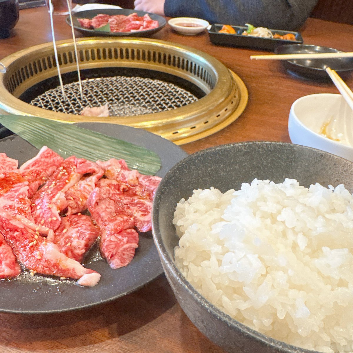curious_it_boy's tweet photo. 中目黒にある【びーふてい】   に焼肉ランチしに行きました😄

百名店に選ばれる程、人気のお店❗️

サラダやスープなど付いていて、ごはんも大盛り無料💕

上質なカルビとハラミが食べれて、満たされました😍

中目黒駅徒歩2分のオススメ店でした😄

また行きます♬ https://t.co/pou1Mc0fsP