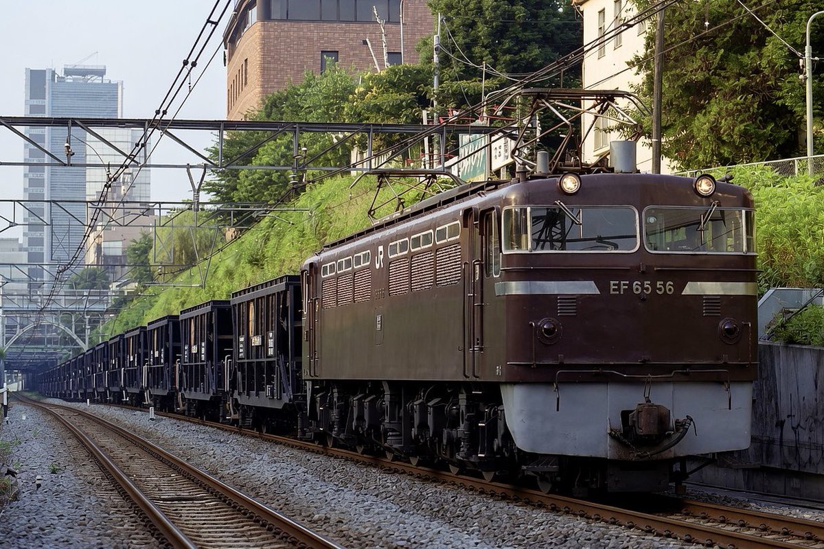 山手貨物線を走るEF65 56号機の5783レ。石炭輸送がラッシュ前の都心を通過するシーンは見応えありました。2001.7.4