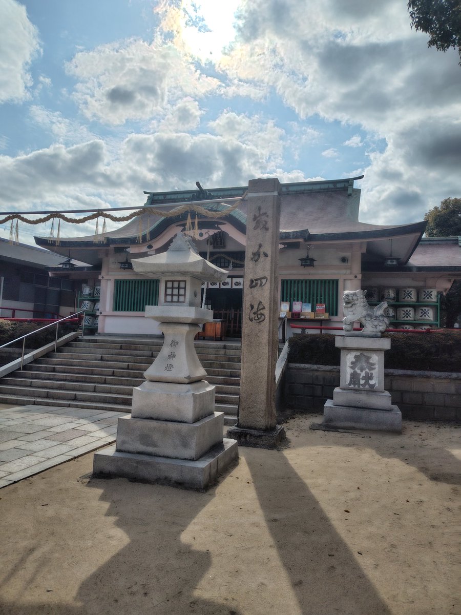 qcl3s's tweet photo. 神戸に船寺神社に参拝です
社殿が東向に建てられているので、
厄除東向八幡宮とも呼ばれています。
日が西に沈んで社殿に後光が差してる風に写真撮りたかったのですが、スキルがありませんでした！
#寺社#神社巡り https://t.co/pMejqCiu1O