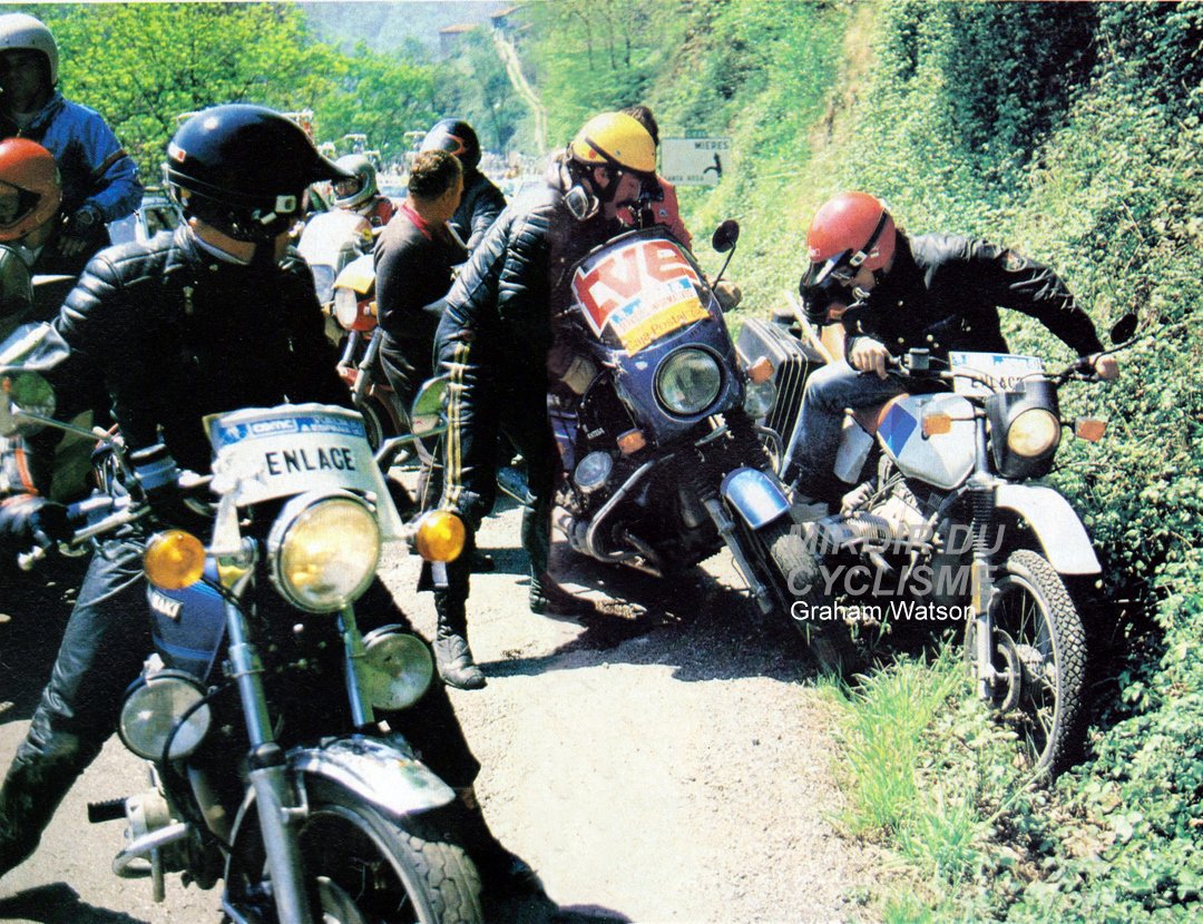 Miroir2Cyclisme's tweet image. Les motos étaient tellement nombreuses sur les courses des années 80, qu'elles arrivaient à se gêner mutuellement !

There were so many motorcycles in the races of the 80s that they ended up getting in each other's way!

📸 @grahamwatson10 
#motobikes #cycling #cyclisme #ciclismo
