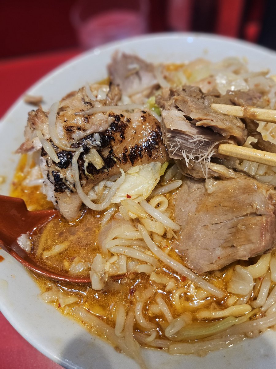 hide_812105's tweet photo. ラーメン二郎西台駅前店
ラーメン半分sk半分ショウガ半分炙りヤサイニンニクアブラ
久し振りの西台
相変わらずの旨さ、豚のヤバさにニッコリ
記憶よりも多い豚の量に悶絶するも完食
美味しかった～ https://t.co/G0aBXUQINS