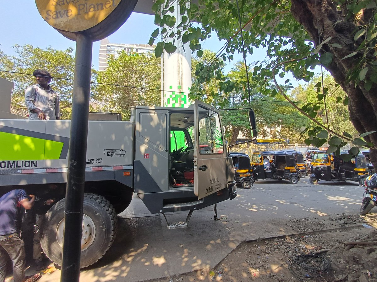 skk3699's tweet image. @mybmc @MumbaiPolice @MTPHereToHelp @Dev_Fadnavis 
#Traffic on #LBS Road at #Vikhroli due to road blocked by crane working during peak hours at Metro Projects. @MMRDAOfficial is this allowed to work by blocking Road causing inconvenience to commuters ?