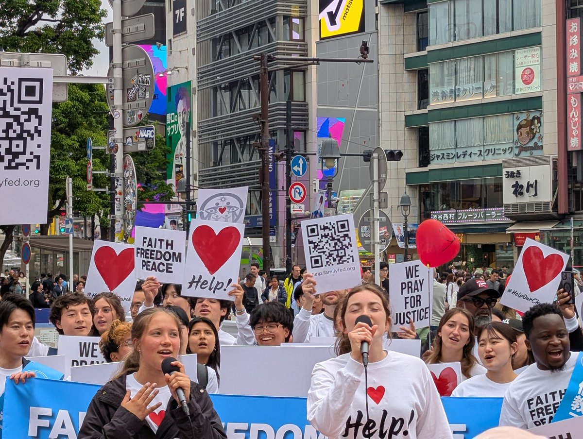 Ken_Ken19950825's tweet photo. 信教の自由を訴えてアメリカの２世達100人が渋谷ハチ公前に集いました。
とても凄い熱気に包まれています。
#家庭連合 #信教の自由 https://t.co/UIjrkpjOIu