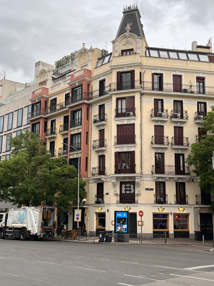 Voy paseando por Madrid y me sigo maravillando con sus esquinas.