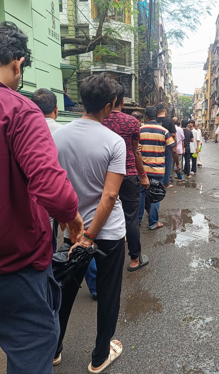 arkadev's tweet photo. #Kolkata voting line

#WestBengalaElections2026
#WBAssemblyElection
#Phase2 https://t.co/UkssCfTLNp