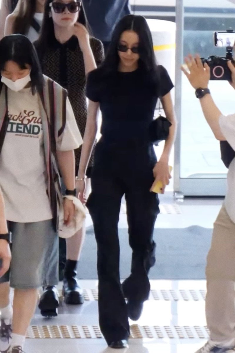 채영 가끔 이렇게 개말라 핏 다 드러나는 옷 입고 공항 등장 할 때 개좋음 🐈‍⬛
