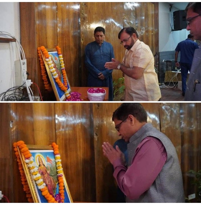 FaizulHasanKhan's tweet photo. जामिया के माननीय वाइस चांसलर प्रोफेसर मज़हर आसिफ और माननीय रजिस्ट्रार प्रोफेसर महताब आलम रिज़वी सरस्वती वंदना कर रहें हैँ।
अब हमारे यहाँ AMU के संघी प्रोफेसर हज़रात लोगों को नया टास्क मिल गया है।
#jamiamilliaislamia #JMI #AMU #aligarhmuslimuniversity https://t.co/yNoWjGVyjG