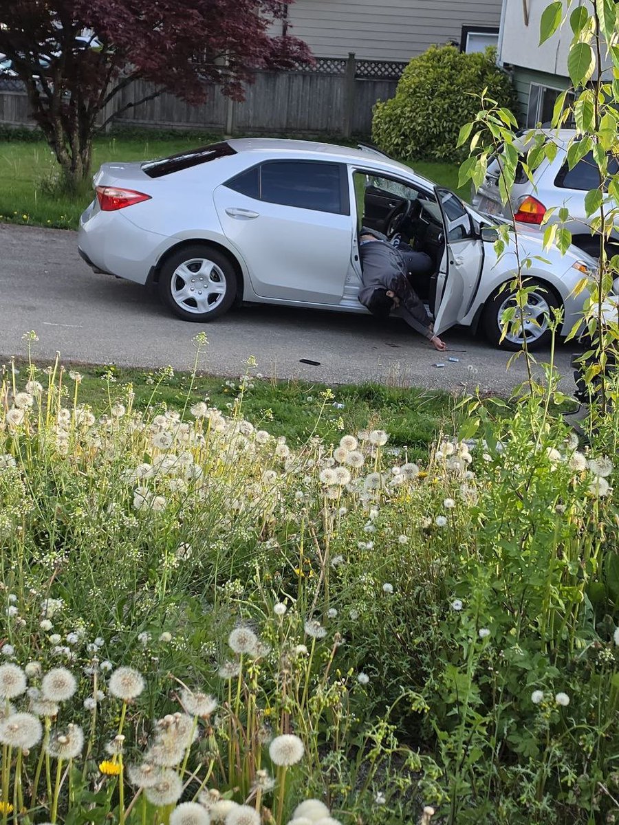 EasternCrime's tweet photo. At around 6:55pm this evening, RCMP responded to a call on 148 Street & 68A, at the 6800 block in Surrey, British Colombia. At the scene, first responders found one man in critical condition, who would die on the scene, along with another, suffering from “minor injuries”. The IHIT (Integrated Homicide Investigation Team) would then be called into the investigation.

According to the witnesses, a grey sedan was being chased by a black sedan, which is when the grey sedan pulled into a driveway. Two occupants of the black sedan then jumped out of their car, guns a-blazing before getting back into their vehicle and taking off after their dirty work.

A video of the shooting was later leaked on the internet, along with a picture of a wounded individual hanging out of the passenger door of a sedan. The suspect vehicle had also been torched shortly after the crime.

No arrests have been made as of yet.

https://t.co/MdYmCt2Wwi